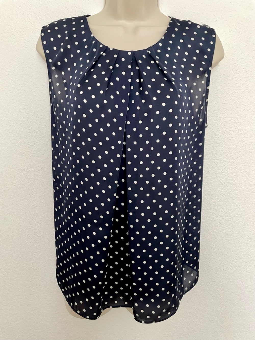 Jones New York Collection Navy and White Polka Dot Sleeveless Blouse Sz 14